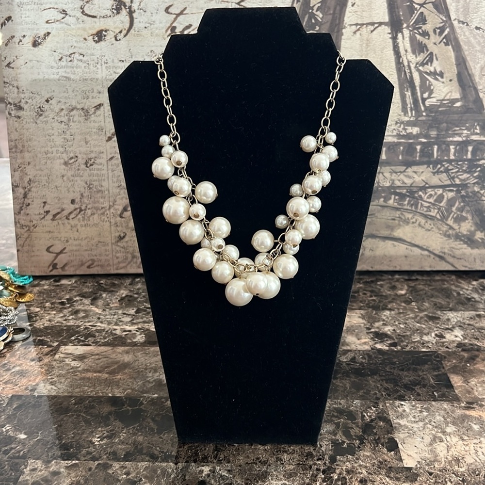Elegant Pearl Cluster Necklace EUC - Picture 2 of 7